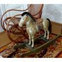 Le cheval à bascule des enfants