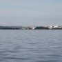 Passage au large d'une île