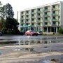 Face à la gare, un bâtiment ! Un rien nous étonne.