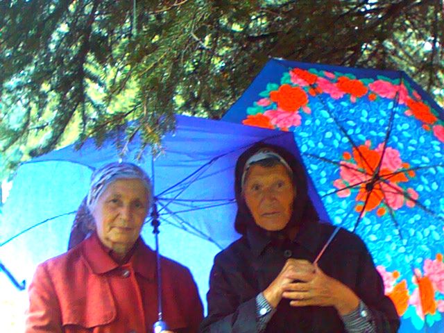 elles sont très jolies, les babouchkas sous leurs parapluies parasoleil et paraneige