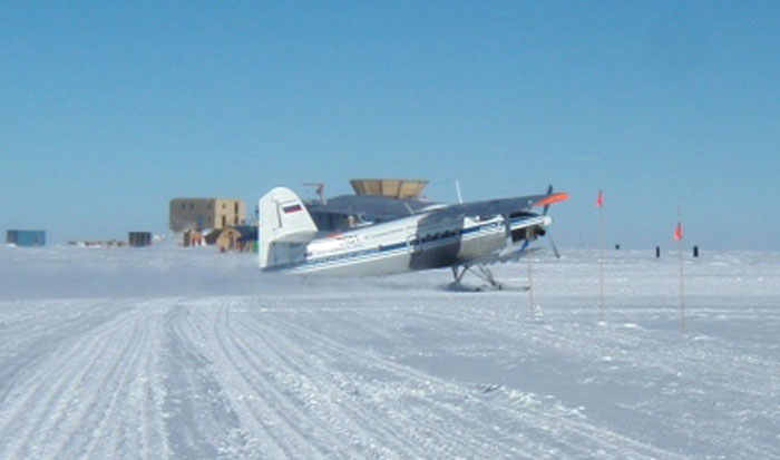 Tchinlingarov, Arthur , son avion sur son terrain d'aviation